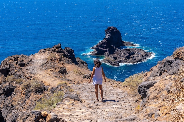 Vrouw in de haven van Punta Gorda op het eiland La Palma, Canarische Eilanden, Spanje