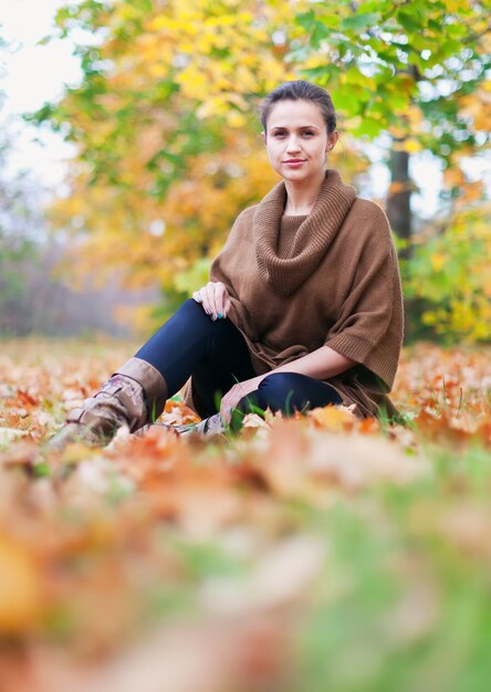 Vrouw in de herfstpark