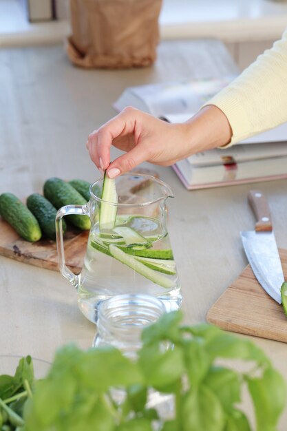 Vrouw in de keuken