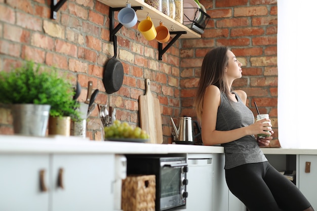 Vrouw in de keuken