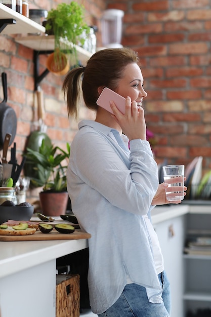 Vrouw in de keuken