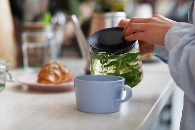 Vrouw in de keuken