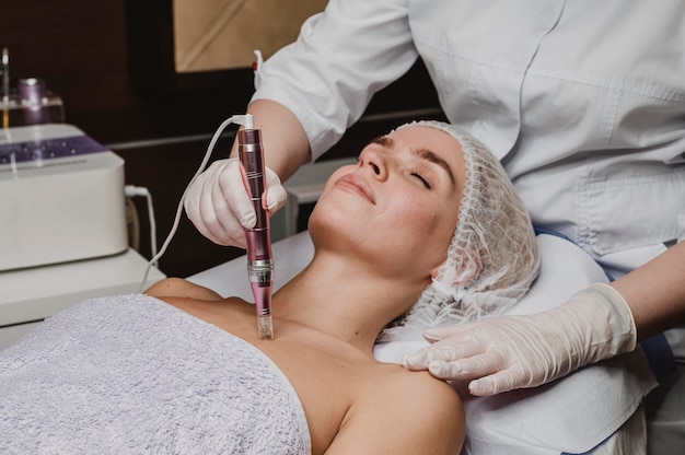 Vrouw in de spa met een huidbehandeling