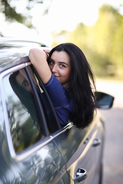 Gratis foto vrouw in een auto