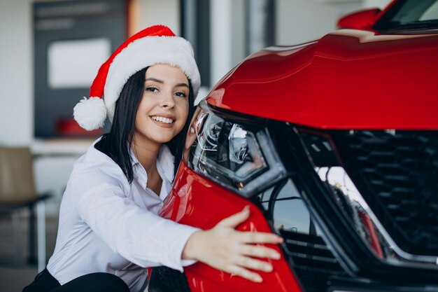 Vrouw in een autoshowroom op kerstmis