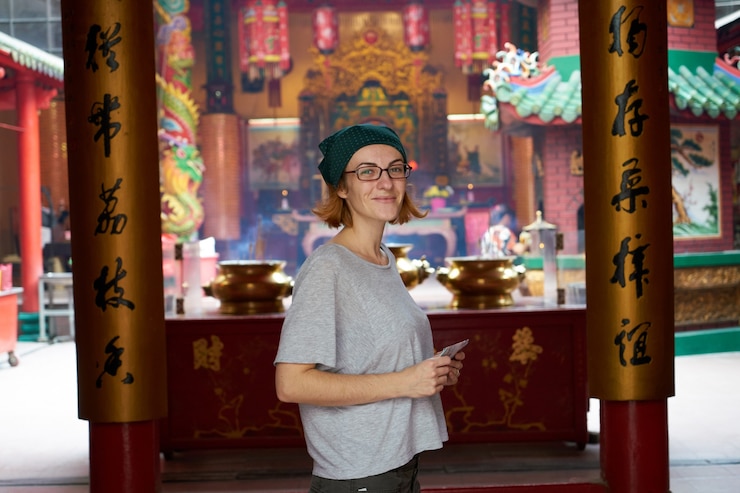 Gratis Foto vrouw in een aziatische tempel