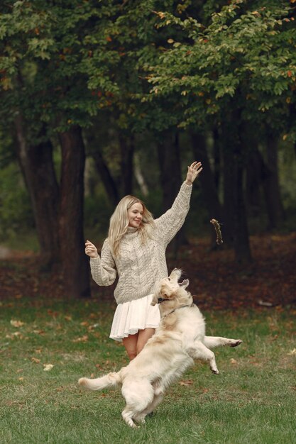 Vrouw in een bruine trui. Dame met een labrador