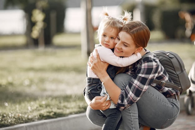 Vrouw in een celoverhemd. familie op een zonlichtachtergrond.