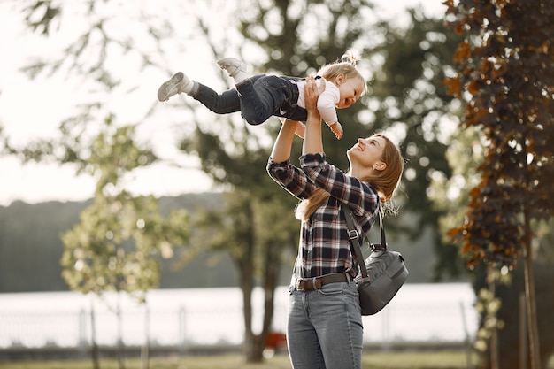 Vrouw in een celoverhemd. Familie op een zonlichtachtergrond.