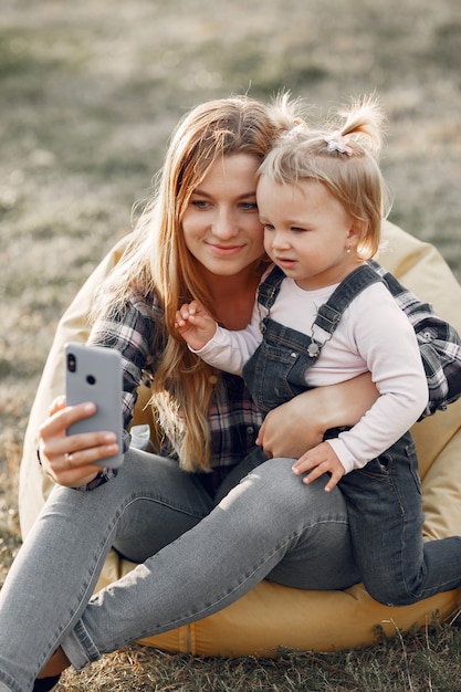 Vrouw in een celoverhemd. Familie op een zonlichtachtergrond.