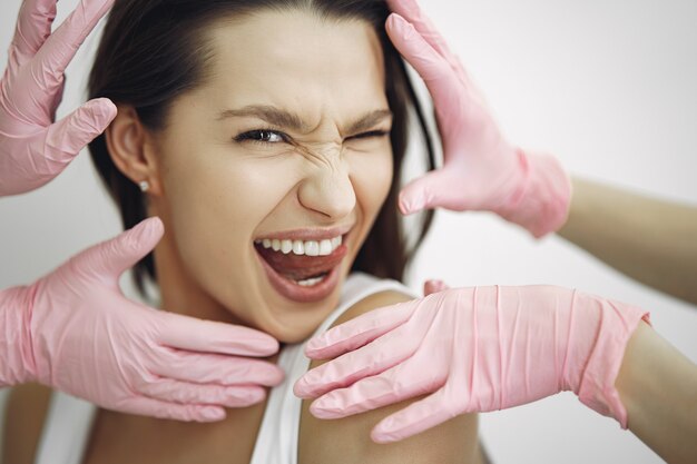 Vrouw in een cosmetologie studio