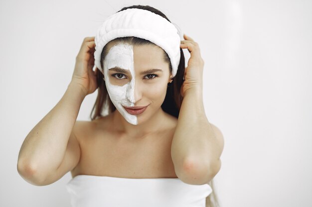 Vrouw in een cosmetologie studio