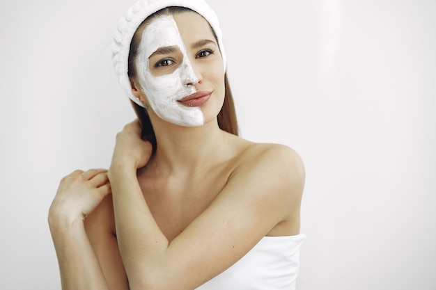 Vrouw in een cosmetologie studio