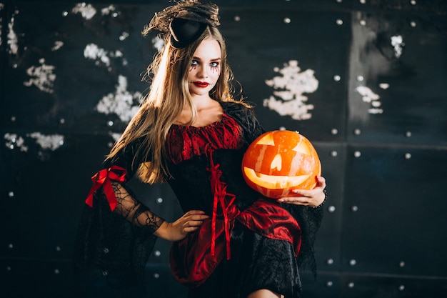 Vrouw in een Halloween-kostuum