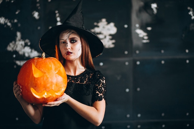 Vrouw in een Halloween-kostuum