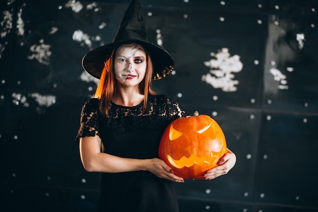 Vrouw in een Halloween-kostuum