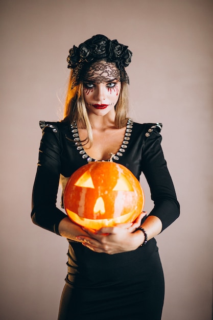 Vrouw in een Halloween-kostuum