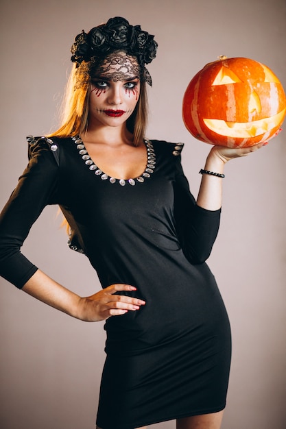 Gratis foto vrouw in een halloween-kostuum