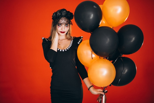 Vrouw in een Halloween-kostuum