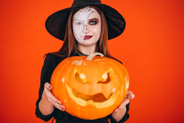 Gratis foto vrouw in een halloween-kostuum