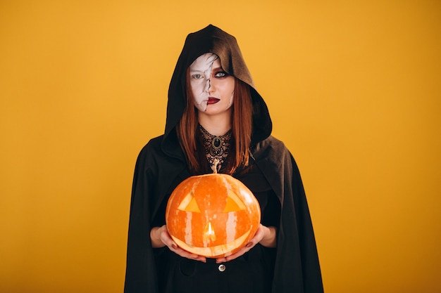 Vrouw in een Halloween-kostuum