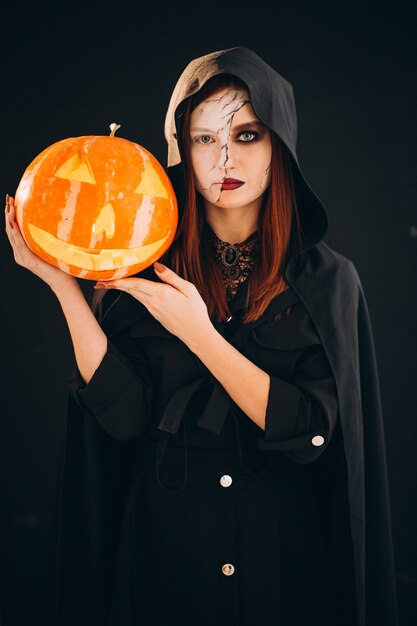 Vrouw in een Halloween-kostuum