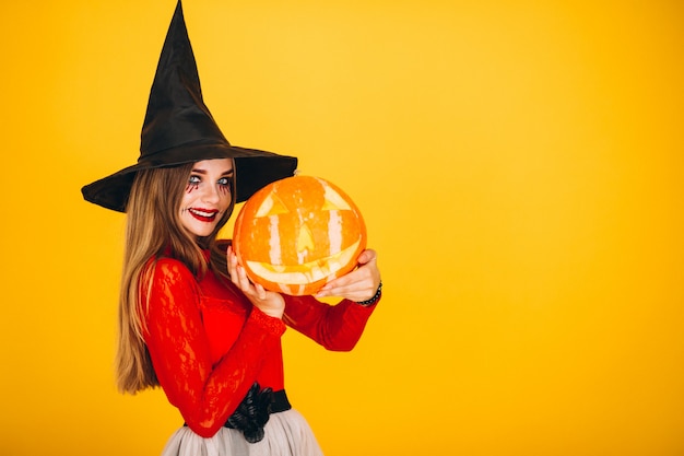 Vrouw in een halloween-kostuum