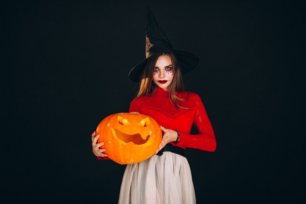 Vrouw in een Halloween-kostuum