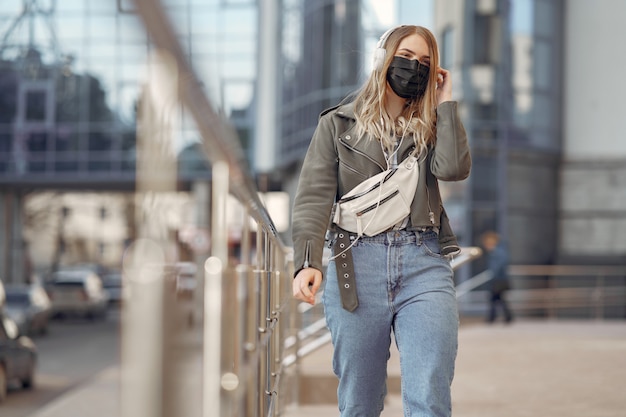Vrouw in een masker staat op straat