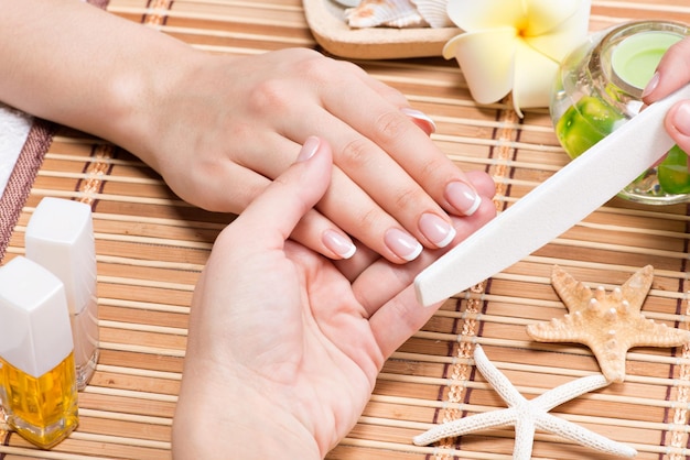 Gratis foto vrouw in een nagelsalon manicure ontvangen door een schoonheidsspecialiste. schoonheidsbehandeling concept.