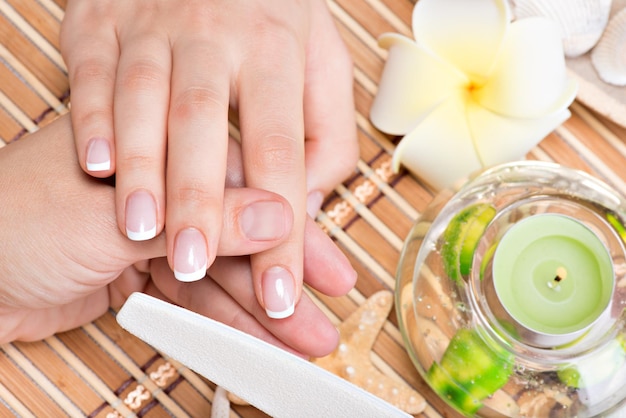 Vrouw in een nagelsalon manicure ontvangen door een schoonheidsspecialiste. schoonheidsbehandeling concept.