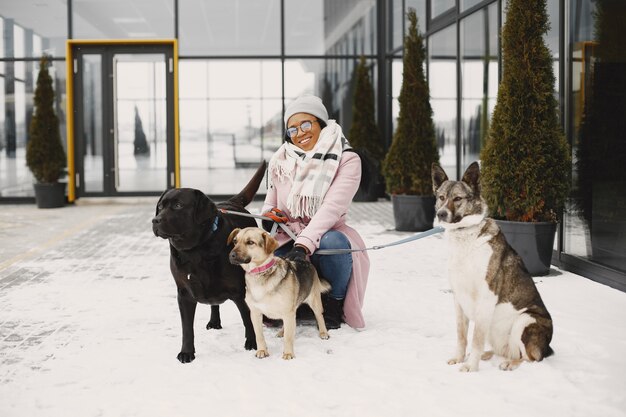 Vrouw in een roze jas, honden uitlaten