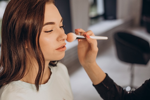 Vrouw in een schoonheidssalon die make-up doet