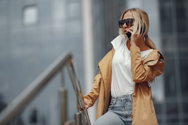 Vrouw in een stijlvolle kleding in een zomerstad