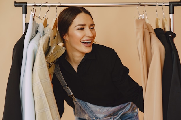 Vrouw in een studio met veel kleding