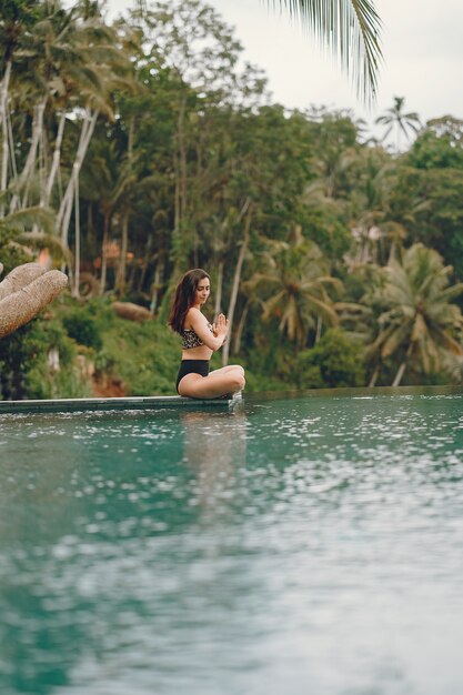 Vrouw in een zwembad op een jungle view
