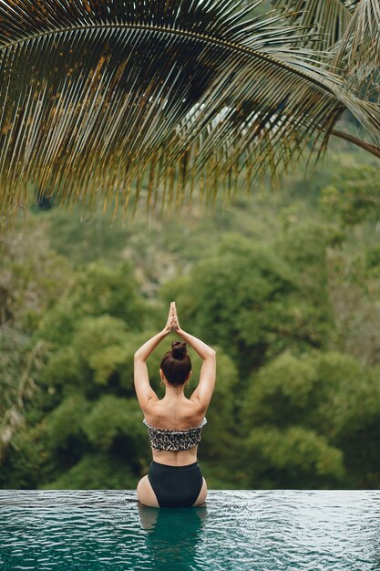 Vrouw in een zwembad op een jungle view