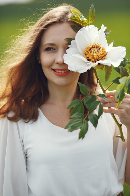 Vrouw in elegante kleding die zich in een de zomergebied bevindt