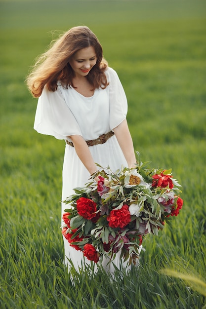 Vrouw in elegante kleding die zich in een de zomergebied bevindt