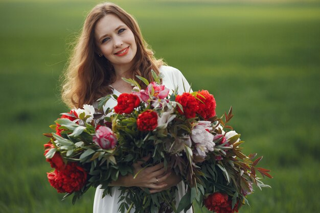 Vrouw in elegante kleding die zich in een de zomergebied bevindt