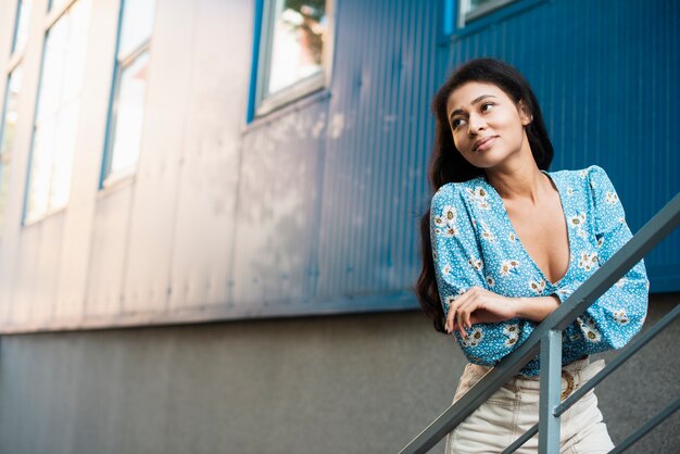 Vrouw in en stedelijke die weg stellen kijken