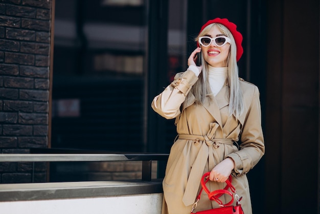 Vrouw in Franse baret die telefoon gebruikt