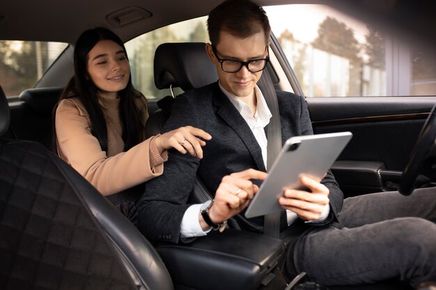 Vrouw in gesprek met een taxichauffeur in de auto