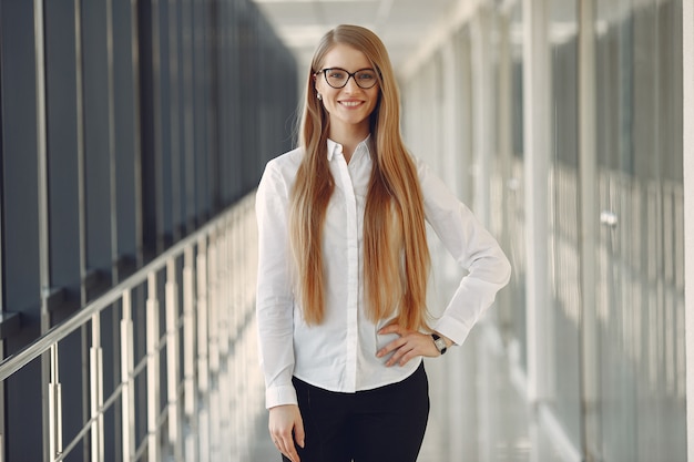 Vrouw in glazen die zich in het bureau bevinden