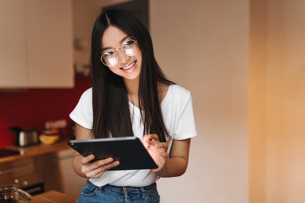 vrouw in goed humeur glimlacht en houdt tablet