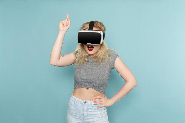 vrouw in grijs shirt en heldere blauwe spijkerbroek vr spelen