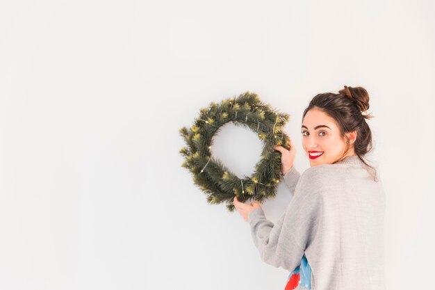 Vrouw in grijze hangende Kerstmiskroon