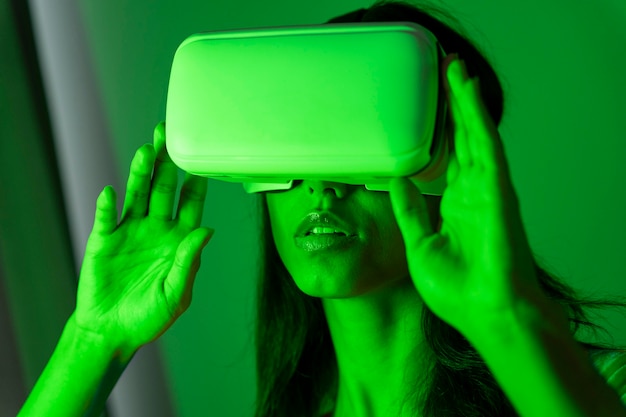 Vrouw in groen licht met behulp van virtual reality headset