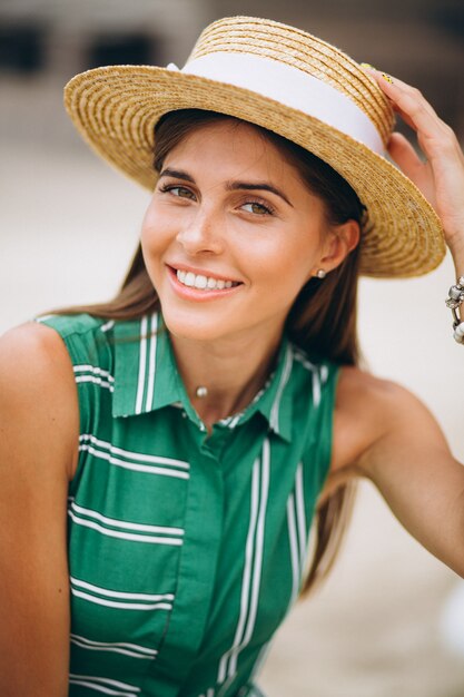 Vrouw in groene jurk op het strand