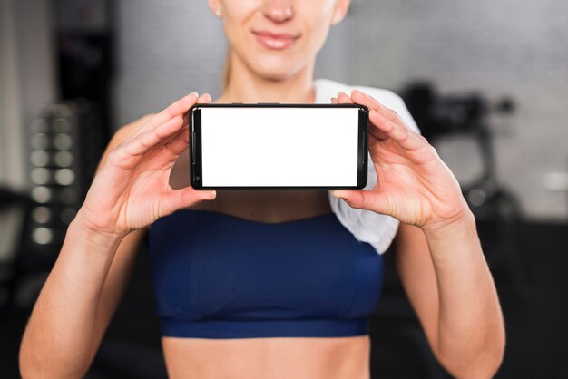 Vrouw in gymnastiek met smartphonemalplaatje